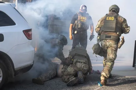 US Law Enforcement Use Chemical Irritants and Pepper Balls to Break Up Chicago Immigration Demonstration